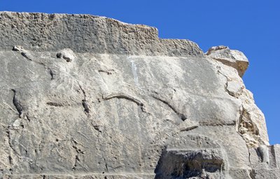 Túmulo de pilares com gravura representando um caçador matando um javali, Xanthos, Turquia (foto) de Unbekannt