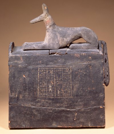 Caixa em forma de plyon com uma inscrição e uma estátua de Anúbis como chacal (de data posterior) na tampa, egípcia, de Tebas, início da 22ª Dinastia, c.900 a.C. (madeira pintada a preto) de Unbekannt
