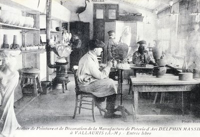 Cartão postal retratando artesãos a trabalhar fazendo cerâmica de arte Delphin Massier em Vallauris de Benjamin Baud