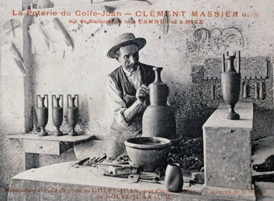 Cartão postal com Clement Massier (1844-1917), mestre oleiro de Poterie de Golf-Juan a trabalhar no seu estúdio, França, século XX de William M. Timlin
