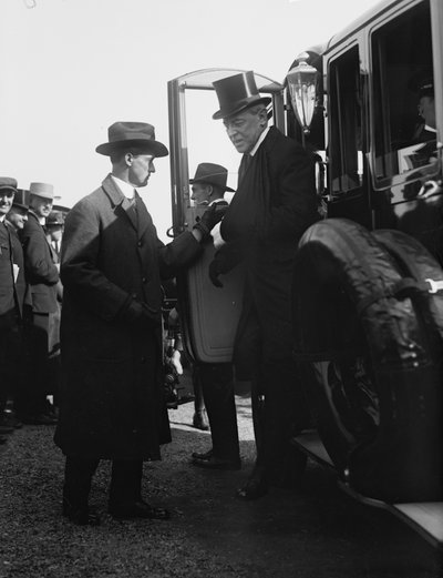 O Presidente Woodrow Wilson a sair de um automóvel. Washington, DC, por volta de 1918. Foto por (foto a p/b) de Benjamin Baud