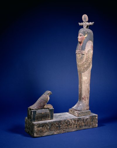Ptah-Soker-Osiris figura de pé sobre um plinto de caixa virada para um sarcófago com um falcão Horus, objecto funerário, egípcio, Período Ptolemaico, c. 200 a.C. (madeira policromada) de Unbekannt