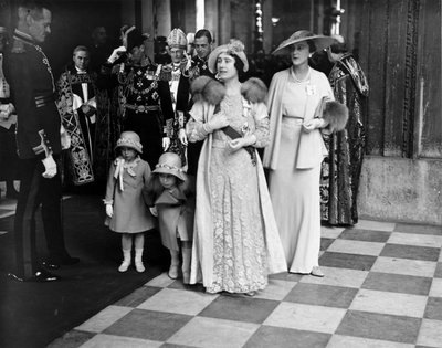 Rainha Isabel e princesas deixando a Catedral de São Paulo, 6 de Maio de 1935 de Unbekannt