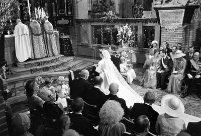 A rainha Silvia e o rei Carl XVI Gustaf durante a cerimónia de casamento em Storkyrkan, em Estocolmo de Unbekannter Künstler