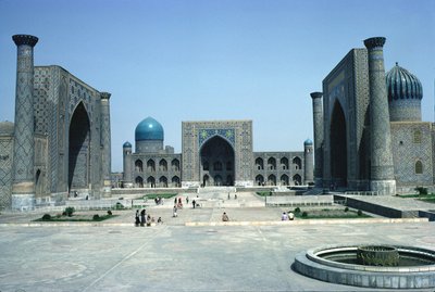 Registan, com as três faculdades religiosas maometanas (madrasahs) (foto) de Unbekannt