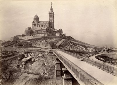 Arquitectura religiosa: vista exterior da Basílica de Notre Dame de la Garde (Notre-Dame-de-la-Garde), também chamada "Boa Mãe" (1853-1864), construída depois dos planos do arquitecto Henry Esperandieu (1829-1874). Marseille, Bouches du Rhone (13), cen de William M. Timlin