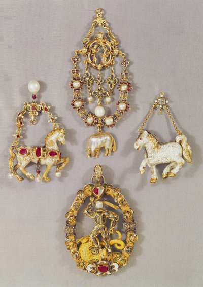 Joalharia renascentista de LtoR e TtoB: Distintivo da ordem do velo e da anunciação, final do século XVI (ouro e esmalte); Pendente em forma de garanhão, final do século XVI; Pendente espanhol em forma de cavalo, final do século XVI (g de Unbekannt