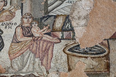 Representação do recém nascido Aquiles com sua enfermeira Anatrophe e Ambrosia, Símbolo da comida dos deuses e da imortalidade, trazendo água em um pote dourado - Detalhe do painel representando o primeiro banho de Aquiles - Mosaicos Paphos, Vila de Theseu de Unbekannt