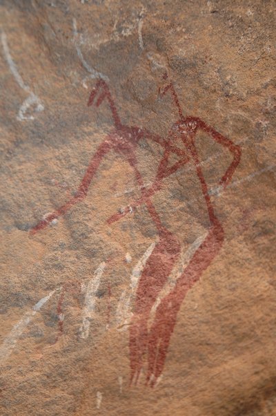 Rock Art, Pré-História: Pintura rupestre de duas personagens longilíneas num abrigo ornamentado nas Montanhas Uweinat, Sudão. Período de 8000 a 3000 anos antes de Cristo. Fotografia de Unbekannt