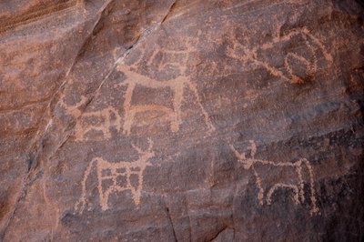 Arte rupestre, Prehistoire: Gravura de um conjunto de gado, um dos quais é inferior esquerdo, no maciço de Uweinat, Egipto. (Período de 8000 a 3000 anos a.C.). Fotografia de Unbekannt