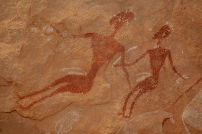Arte rupestre, Pré-história: Detalhe de uma pintura rupestre de duas personagens num abrigo ornamentado, no maciço de Uweinat, Egipto. (Período de 8000 a 3000 anos a.C.). Fotografia de Unbekannt