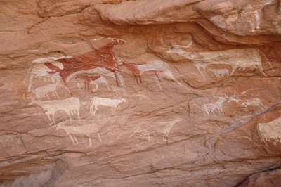Arte rupestre, Pré-história: Pintura de um conjunto de gado num abrigo ornamentado, no maciço de Uweinat, Sudão (Karkur-Talh ou Karkur Talh). Período de 8000 a 3000 anos antes de Cristo. Fotografia de Unbekannt