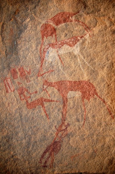 Arte rupestre, Pré-história: Pintura rupestre de personagens, gado e "guerbas" (peles) em um abrigo ornamentado, no maciço de Uweinat, Sudão. Período de 8000 a 3000 anos antes de Cristo. Fotografia de Unbekannt