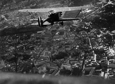 Roma (Itália), cerca de 1930: O Ministro Italo Balbo (1896-1940) sobrevoa a cidade a bordo de um biplano "Ro1" durante a manifestação aérea dada para a inauguração do Salon du Tourisme - Roma, Itália, cerca de 1930: Ministro da Aviação da Itália, It de William M. Timlin