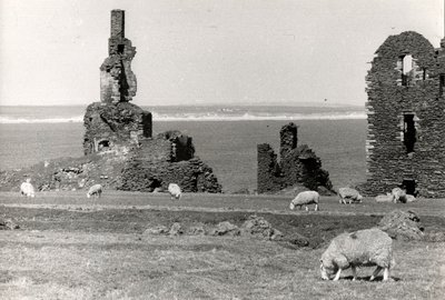 Ruínas de um castelo, Wick, Highlands (foto a p/b) de Unbekannt