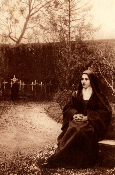 Santa Teresa do Menino Jesus meditou nos jardins do mosteiro de Lisieux. 1948 (impressão fotográfica) de Unbekannter Künstler