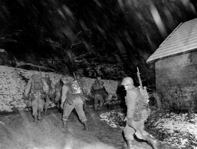Segunda Guerra Mundial (1939-1945) - Segunda Guerra Mundial (II Guerra Mundial ou 2ª Guerra Mundial): Região de Langefosse (Vosges), Novembro de 1944: Infantaria do 142º RI do 36º DI do 7º Exército dos EUA retornam das linhas sob uma tempestade de neve de Unbekannt