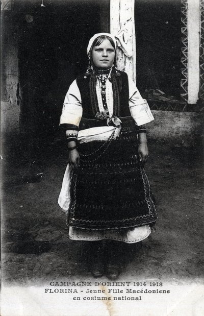 Sérvia, Florina: Retrato de uma menina macedónia em traje nacional - Cartão Postal 1914-1918 de William M. Timlin