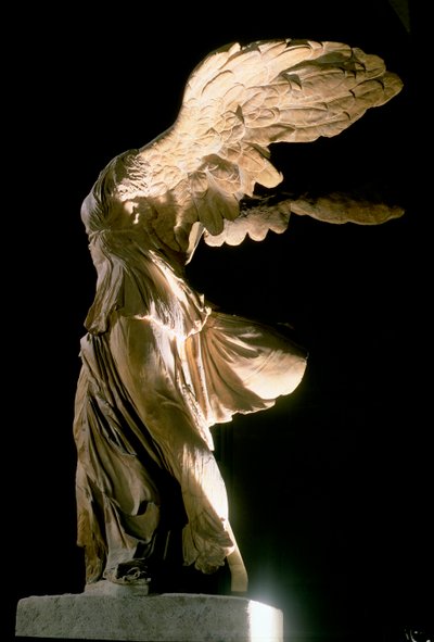 Vista lateral da vitória da Samothrace (mármore Parian) (ver também 94601-03 e 154093) de Unbekannt