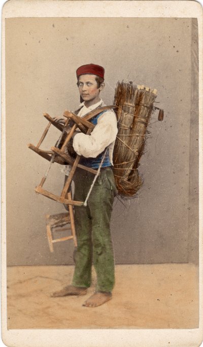 Pequeno metier: retrato de um jovem recarregador de cadeiras, Veneza. Século XIX Impressão em cartão Dim. 10,5x6 cm de Unbekannt