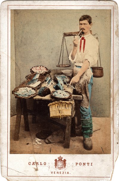 Pequenos metiers: retrato de um pescador, perto da sua carga de peixe, Veneza. Século XIX Imprimir em papelão Dim. 11x16,5 cm de Unbekannt
