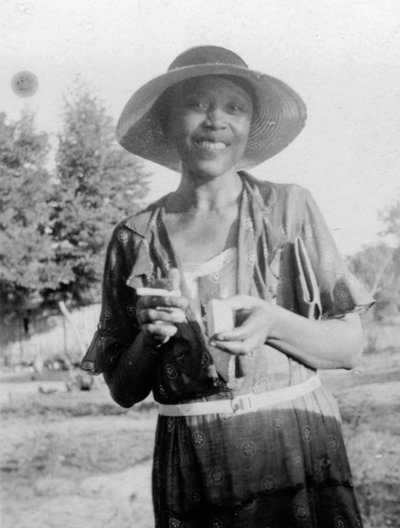 Mulher sorridente, c.1935 (foto a p/b) de Benjamin Baud