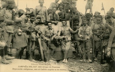 Regulares espanhóis à volta de um canhão berbere capturado de Unbekannter Künstler