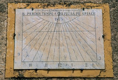 Relógio de sol, parede lateral da Igreja de Maria Santissima Assunta, Palazzo Adriano, Sicília, Itália de Benjamin Baud