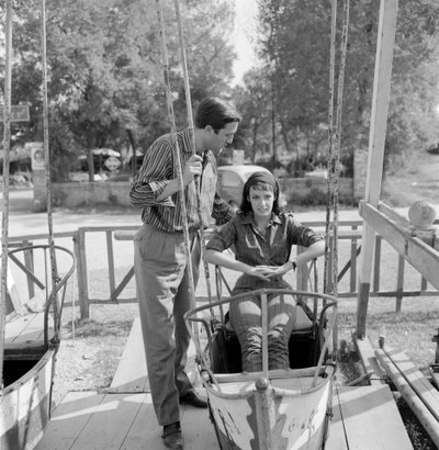 A ACTRESSÃO MARIE LAFORET COM O DIRECTOR JEAN GABRIEL ALBICOCCO NA VENICE LIDO - 1961 (em balanço) de Unbekannt