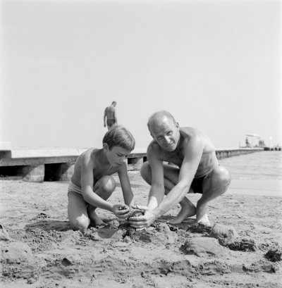 O DIRETOR ALBERT LAMORISSE COM SEU FILHO O ATOR PASCAL LAMORISSE NA PRAIA DE VENEZA LIDO - 1960 de Unbekannt