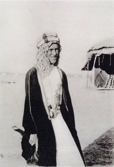 T. E. Lawrence em Vestido Árabe (foto a p/b) de Unbekannt