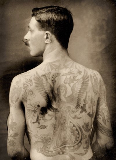 Marinheiro britânico tatuado durante a Grande Guerra de 1914-18 (vista traseira) (fotografia a preto e branco) (ver também 473188) de Unbekannter Künstler