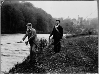 O 8º Duque de Devonshire pescando na Blackwater com o Castelo de Lismore ao fundo, c.1889 (foto a p/b) de William M. Timlin