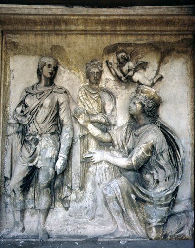 A Fachada Traseira, detalhe de decoração em relevo antigo (algumas peças da Ara Pacis de Augusto) representando uma deusa coroada e um jovem (pedra) de Unbekannt