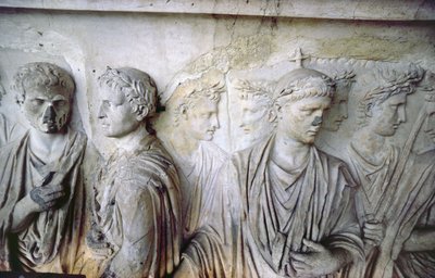 A Fachada Traseira, detalhe da decoração em relevo antigo (algumas peças da Ara Pacis de Augusto) retratando um grupo de cidadãos romanos (pedra) de Unbekannt