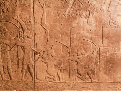 O Cerco de Alammu pelo exército de Sennacherib (704-681 AC) detalhe de um painel do Palácio Sudoeste de Nineveh, c.700 AC (gypsum) (ver também 85704) de Unbekannt