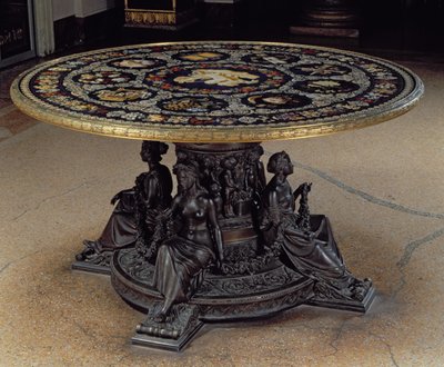 A Mesa das Musas, composta por uma mesa circular de pietra dura suportada por um tambor de bronze com quatro Musas de bronze, Florentine de Unbekannt