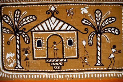 A parede limite do Instituto de Belas Artes da Universidade de Dhaka, pintada pelos estudantes, à frente de Pahela Baishakh. Dhaka, Bangladesh. 13 de abril de 2008. (foto) de Unbekannt