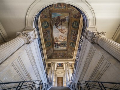 A escadaria, do arquitecto Charles Lelong (1793-1861) e Edouard Dubois (1795-1813), entre 1840 e 1846. No teto, a França anexando seus arquivos ao alvorecer dos tempos, pintura de Felix Jobbe Duval (1821-1889), entre 1877 e 1881. Hotel de Soubise de Unbekannt
