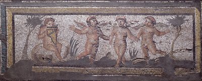 Três putti dançantes acompanhados por um a tocar os tubos da panela, detalhe de um mosaico de pavimento representando as estações do ano e cenas de caça da Villa Constantina em Daphne, Roman, c.325-330 d.C. (mármore, calcário e mosaico de vidro) de Unbekannt