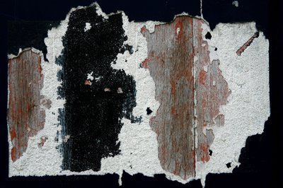 Marcas de tempo. Arte abstrata mostrando formas como testemunha da passagem do tempo. Vestígios de tinta na madeira. Fotografia de Michel Lunardelli. de Unbekannt