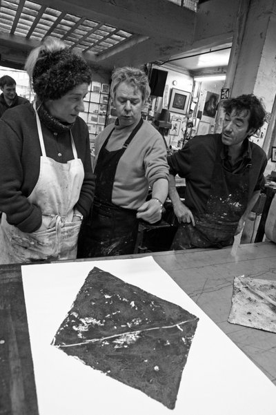 Todd Narbey, pintor neozelandês, Annie-Paule Thorel, pintor francês, Nicolas du Mesnil du Buisson, co-fundador da oficina de gravura Pasnic, Pascal Gauvard, co-fundador da oficina de gravura Pasnic. Análise de uma gravura. Ateliê de gravura Pasnic em Paris de Unbekannt
