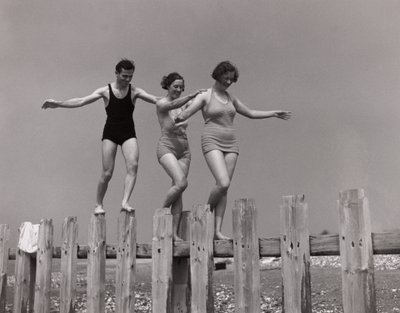 Duas mulheres e um homem caminhando ao longo de um groyne, c 1930s de Unbekannt