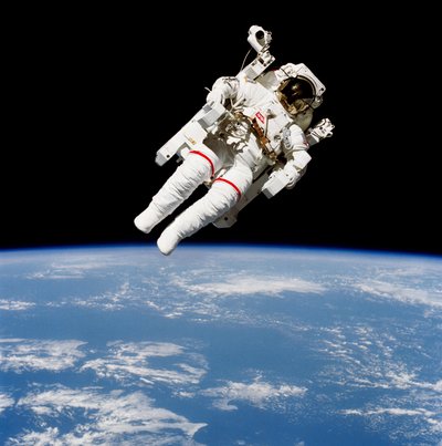 Astronauta americano Bruce McCandless usando a Unidade de Manobras Manobradas de Unbekannt