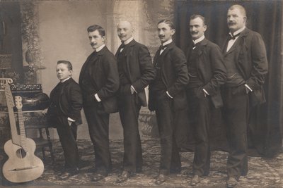 Schrammel Sextett não identificado, c.1910 (foto a p/b) de Unbekannter Künstler