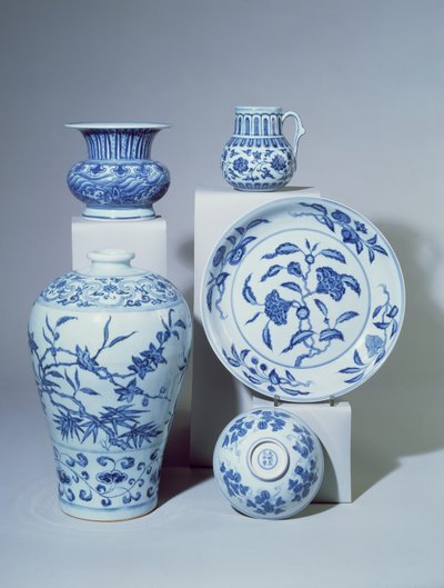 Vaso, tigela, prato e dois pequenos vasos, Ming de Unbekannt
