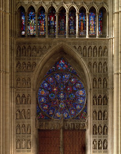 Vista olhando para oeste da nave, rosácea desenhada por Bernard de Soissons, com estátuas circundantes de Unbekannt