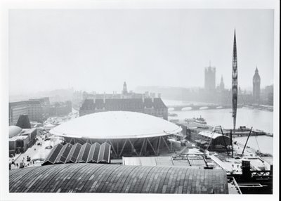 Vista da Cúpula dos Descobrimentos construída para o Festival da Grã-Bretanha, inaugurada a 4 de Maio de 1951 (foto a p/b) de Unbekannt