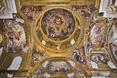 Vista da cúpula, dos pingentes, das falhas do transpet e do antecôre com frescos de Baciccia, Igreja do Gesù, Roma, Itália (foto) de Unbekannter Künstler