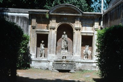 Vista do jardim, detalhe da fonte com sarcófago romano e estatuária de Unbekannt